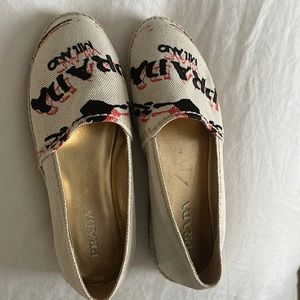 Never wore Prada shoes … perfect Condition !